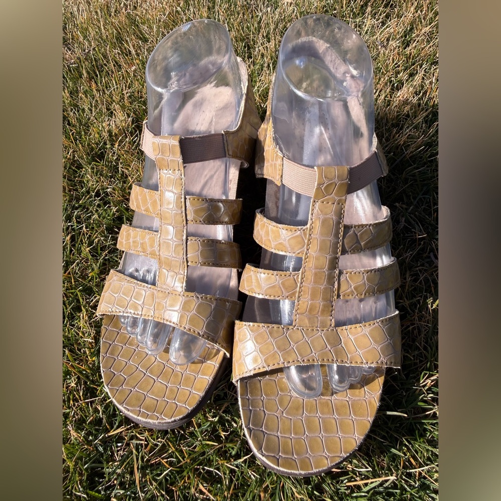 SAS ALLEGRO Size 9 M Brick Embossed Leather With An Elastic Backstrap.